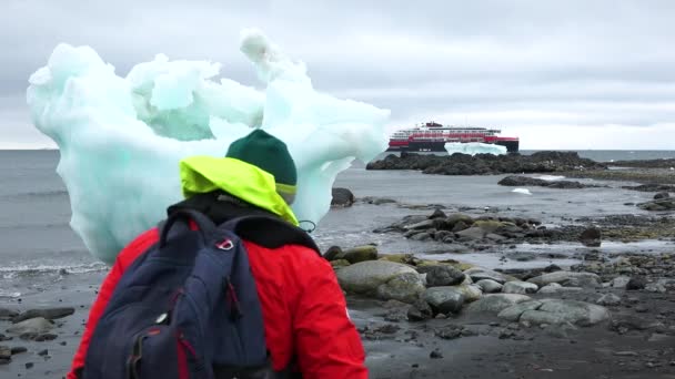 Lycka till. Ett gift par på däck på ett kryssningsfartyg när du reser till Antarktis. — Stockvideo