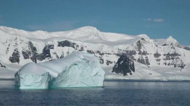 Dağlarla, buzdağlarıyla ve buzullarıyla kutup manzarası. Grönland 'da iklim değişikliği ve küresel ısınma. Unesco Dünya Mirasında Antarktika manzarası