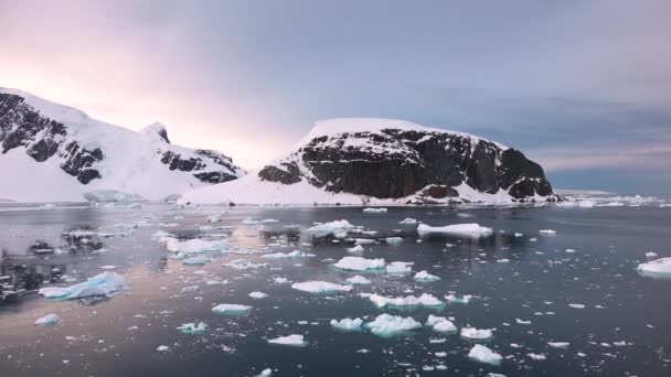 Arktiskt landskap med fjäll, isberg och glaciärer. Klimatförändringar och global uppvärmning på Grönland. Antarktiskt landskap i Unescos världsarv — Stockvideo