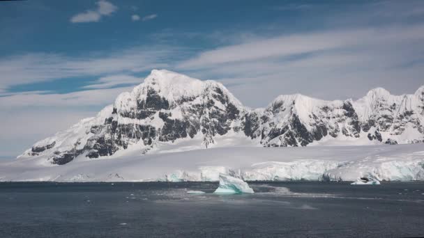 Arktyczny krajobraz z górami, górami lodowymi i lodowcami. Zmiany klimatu i globalne ocieplenie na Grenlandii. Antarktyczny krajobraz na Światowym Dziedzictwie UNESCO — Wideo stockowe