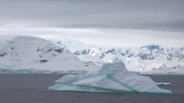 Paisaje ártico con montañas, icebergs y glaciares. Cambio climático y calentamiento global en Groenlandia. Paisaje antártico en la Unesco Patrimonio de la Humanidad — Vídeos de Stock