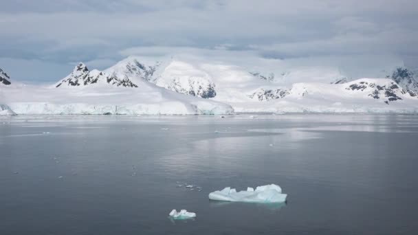 有山脉、冰山和冰川的北极景观。格陵兰的气候变化和全球变暖。联合国世界遗产中的南极景观 — 图库视频影像