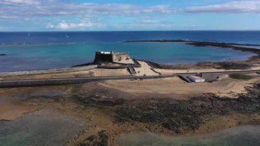 Atlantik Okyanusu kıyılarındaki kaleye giden köprü. Lanzarot 'taki deniz kıyısındaki taş ortaçağ köprüsü.