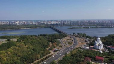 Ukrayna 'nın başkenti Kyiv. Şehir manzarası, mavi Dnipro, nehir üzerinde trafik ve güzel büyük bir yer.
