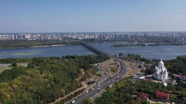 Ukrayna 'nın başkenti Kyiv. Şehir manzarası, mavi Dnipro, nehir üzerinde trafik ve güzel büyük bir yer. — Stok video