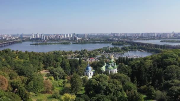 Capital da Ucrânia - Cidade de Kiev. Vista superior da paisagem urbana, Dnipro azul, tráfego na ponte sobre o rio e belo enorme — Vídeo de Stock