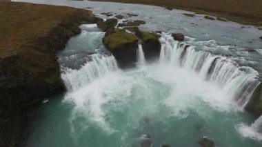 İzlanda. Güçlü Godafoss şelalesine su çarpıyor. Güzel bir Godafoss şelalesi manzarası. Muhteşem bir İzlanda şelalesi.