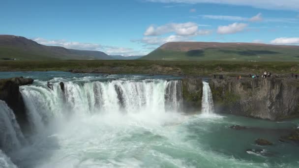 Island. Voda dopadá na mocný Godafossův vodopád. Idylický pohled na krásný Godafossův vodopád. Je to velkolepý islandský vodopád — Stock video