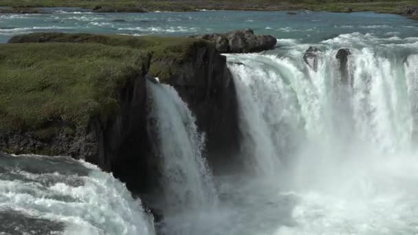 Islande. L'eau s'écrase à la puissante cascade de Godafoss. Vue idyllique de la belle cascade de Godafoss. C'est une cascade islandaise spectaculaire sur — Video