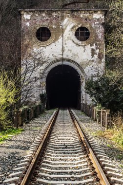 terk edilmiş tren tünel