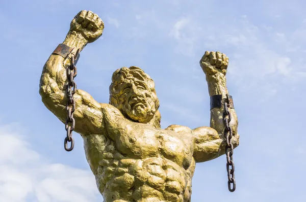 prometheus bir heykeli kırık zincir ile