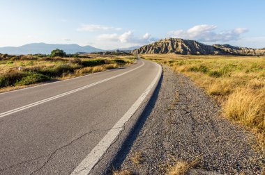 asfalt yol dağlara gidiyor