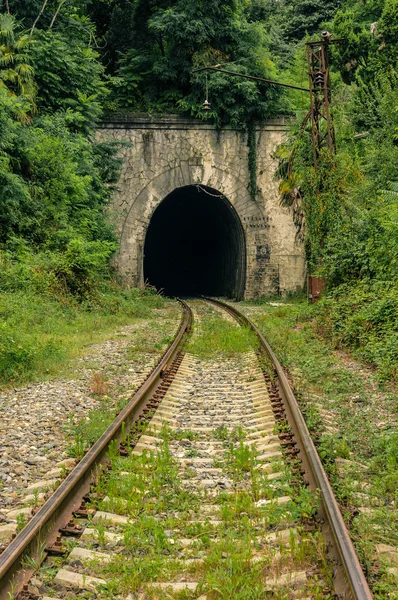 terk edilmiş tren tünel
