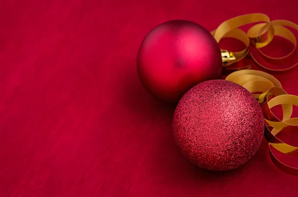 Decorazione natalizia con ornamenti natalizi — Foto Stock