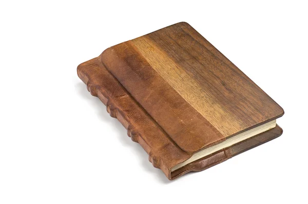 Livre précieux avec un cuir noble et une couverture en bois — Photo