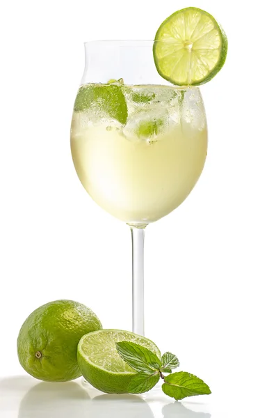 Bevanda con lime e menta in un bicchiere di vino — Foto Stock