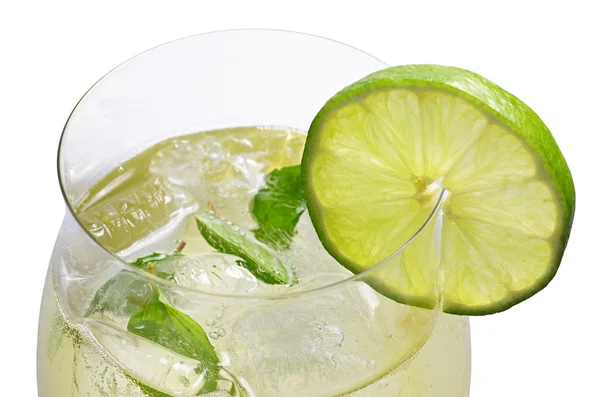 Bevanda con lime e menta in un bicchiere di vino — Foto Stock