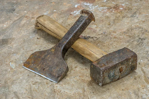 Hamer en beitel op een zandsteen plaat — Stockfoto