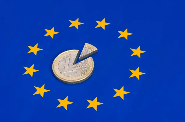 Monede euro feliate pe steagul european — Fotografie, imagine de stoc