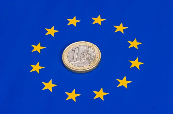 Moneda euro pe steagul european — Fotografie, imagine de stoc
