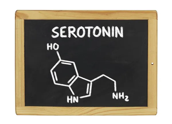 Fórmula química de la serotonina en una pizarra — Foto de Stock