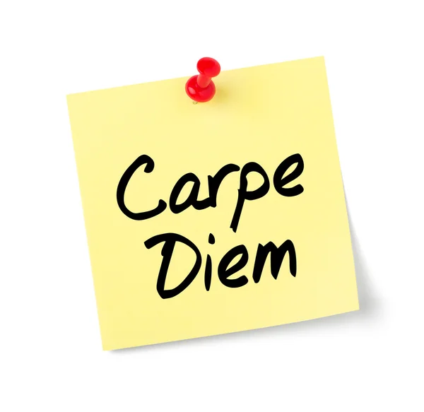 Geel papier opmerking met tekst carpe diem — Stockfoto