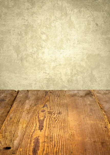 Table en bois antique devant le mur altérée — Photo