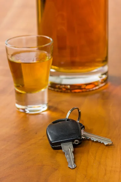 Araba anahtarları ile içki kadehi — Stok fotoğraf
