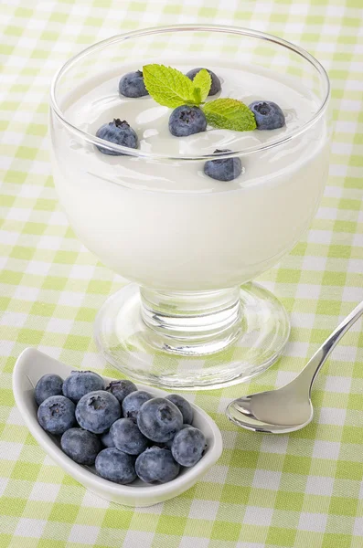 Yogurt naturale fresco e cremoso con mirtilli — Foto Stock