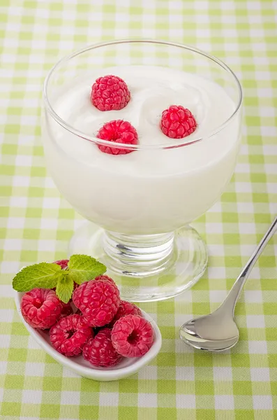 Frischer cremiger Naturjoghurt mit Himbeeren — Stockfoto