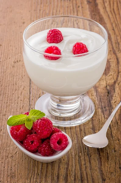 Frischer cremiger Naturjoghurt mit Himbeeren — Stockfoto