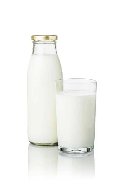 Volle melk fles en een glas melk — Stockfoto