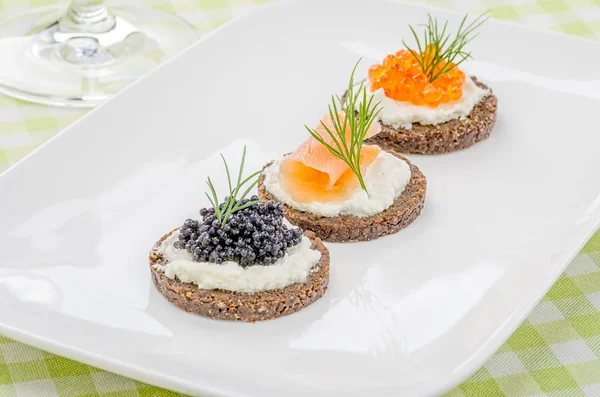 Canapés com salmão e caviar — Fotografia de Stock