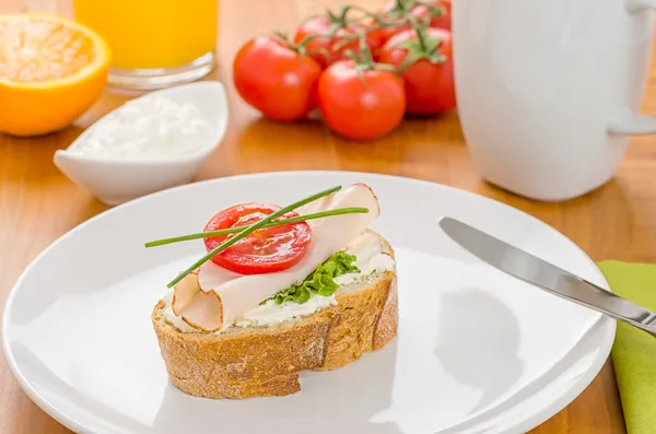 Baguette com peito de peru em uma mesa de café da manhã — Fotografia de Stock