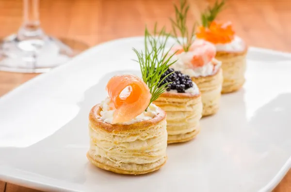 Pastas com salmão, caviar e camarão — Fotografia de Stock