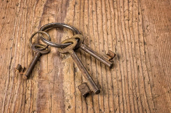 Trzy stare klucze w kółko — Zdjęcie stockowe