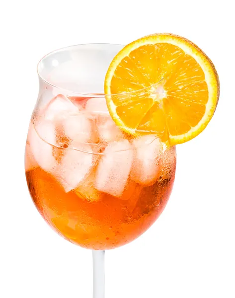 Aperol spritz ve sklenici na víno s plátkem pomeranče — Stock fotografie