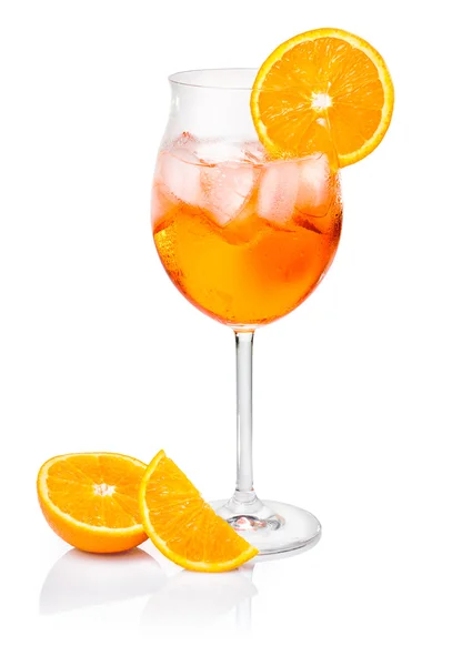 Aperol spritz in een glas wijn versierd met een oranje segment Stockafbeelding