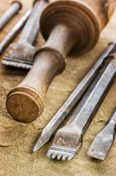 Mehrere Meißel mit dem Holzhammer — Stockfoto