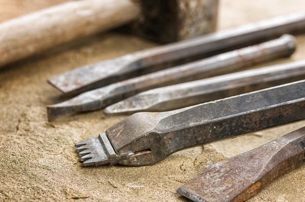 Mehrere Meißel mit dem Holzhammer — Stockfoto