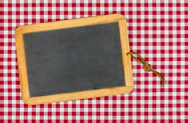 Prázdné tabule s křídou na červené kostkované ubrusy — Stock fotografie