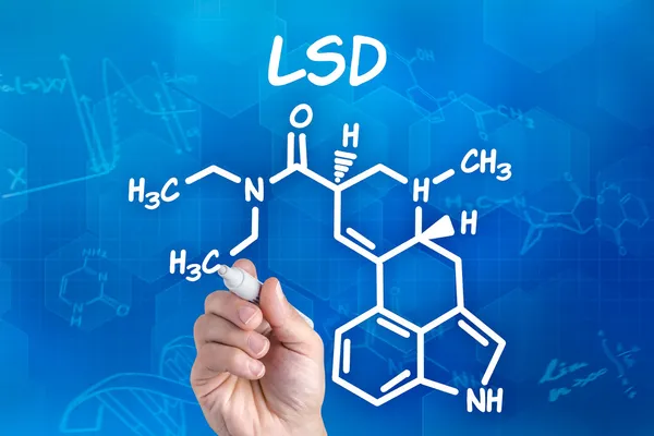 Main avec dessin au stylo la formule chimique de lsd — Photo