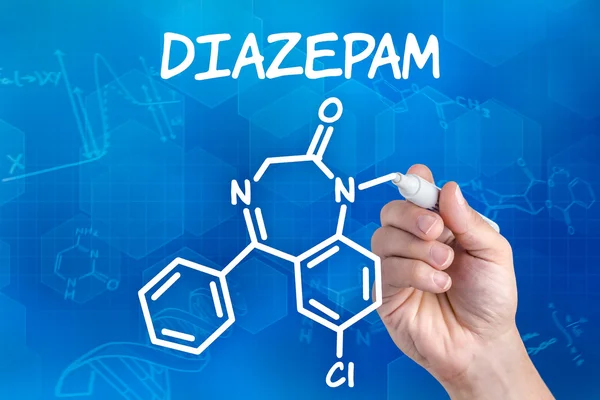 Mano con pluma dibujar la fórmula química de Diazepam — Foto de Stock