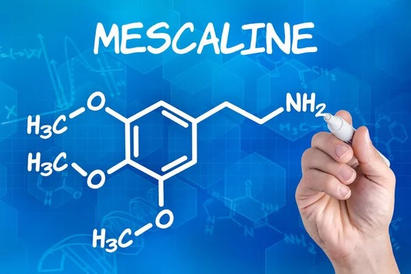 Mão com caneta desenhando a fórmula química da mescalina — Fotografia de Stock