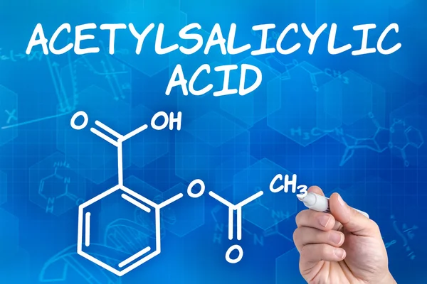 Main avec stylo dessinant la formule chimique de l'acide acétylsalicylique — Photo