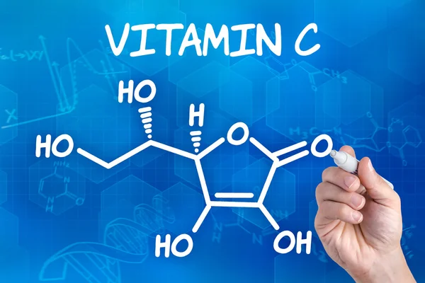 Mano con penna disegnando la formula chimica della vitamina c — Foto Stock