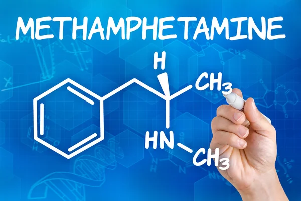 Ruka s perem kreslení chemický vzorec metamfetaminu — Stock fotografie