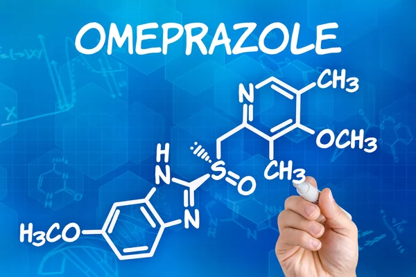 Main avec dessin au stylo la formule chimique de l'oméprazole — Photo