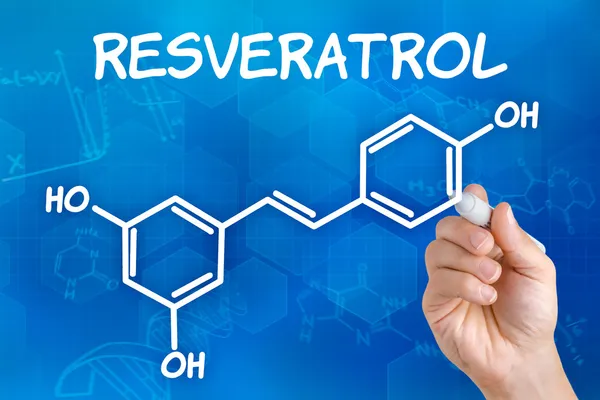 Mano con pluma dibujar la fórmula química del resveratrol —  Fotos de Stock