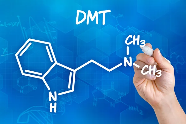 Mão com caneta desenhando a fórmula química de DMT — Fotografia de Stock